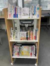 支援センター図書ラック背景ぼかし