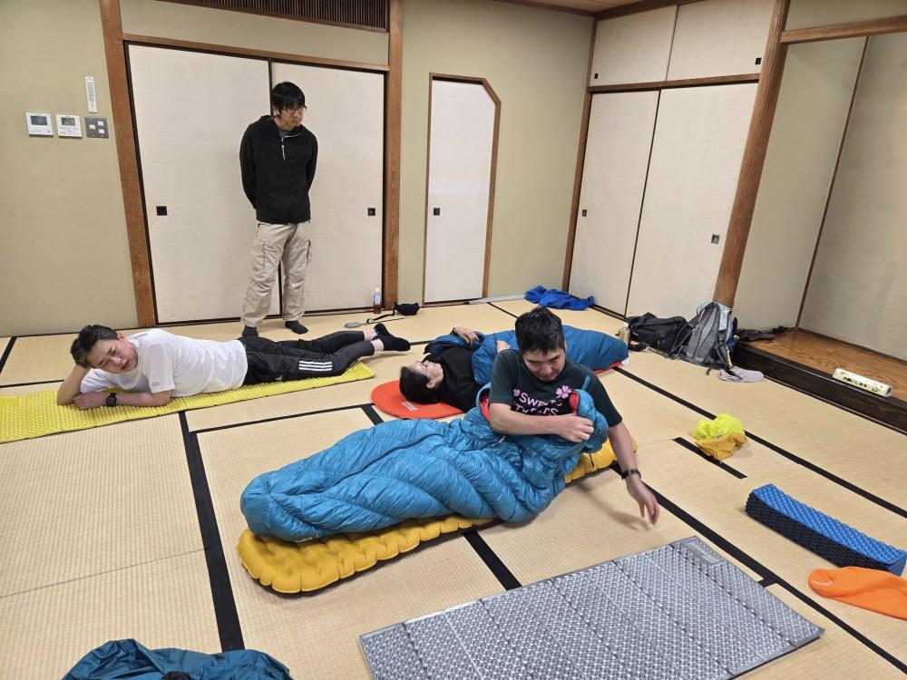 色んなマットやシュラフを試す！本当に寝ちゃう人も…(笑)